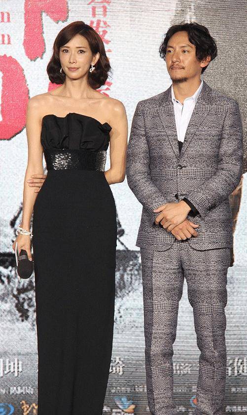 林志玲真"放得开",穿抹身材时尚连衣裙玩拳击,被模特身材迷住了_黑色