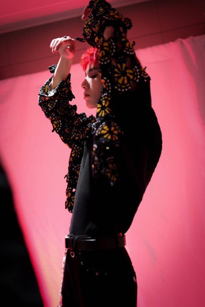 华晨宇和平精英明星双排表演造型写真 红发妖娆造型潮酷抢镜_华晨宇