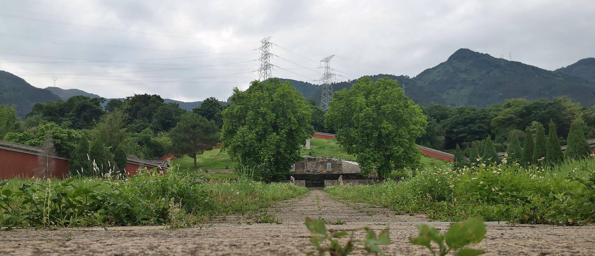 明朝時期,福州軍隊發生兵亂,混亂之際,閩王墓被福州屯軍洗劫一空,難怪