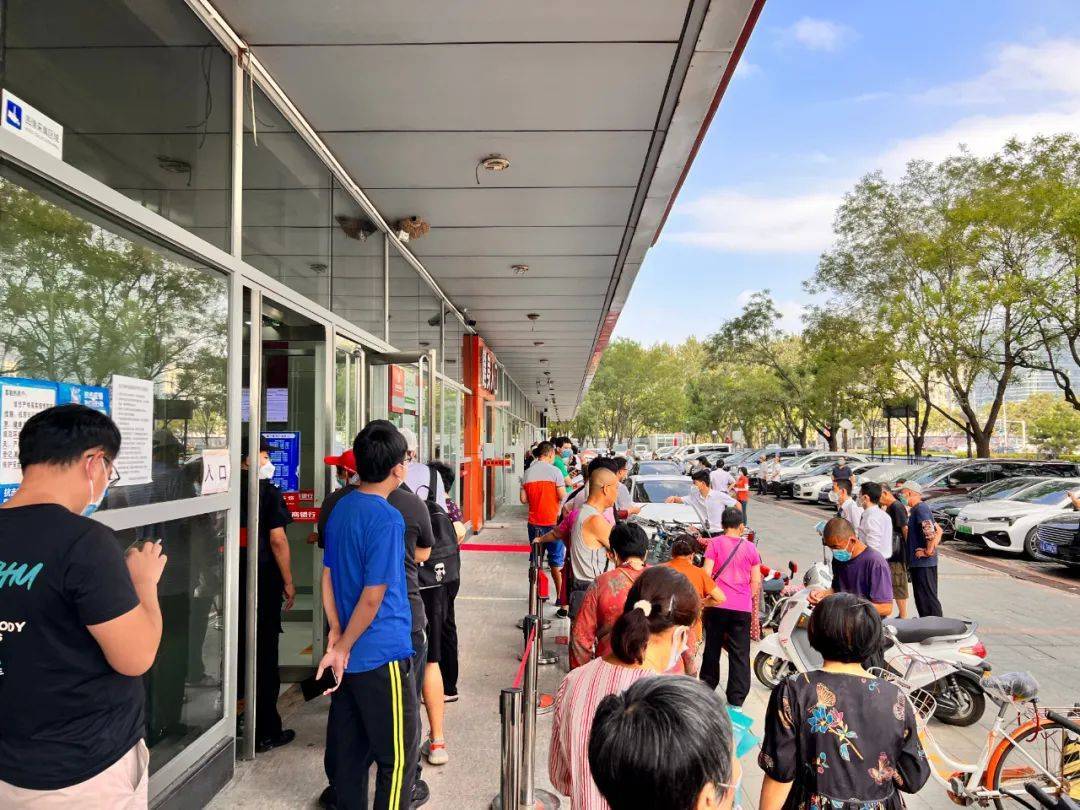 顺义这家银行储户扎堆取钱,看看这长队排的!_居民_医保_存折