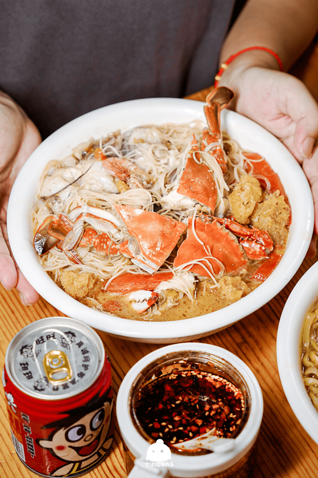 但吃海鮮的氛圍已經飄進了家家戶戶的餐桌上,沾在了每一雙開剝螃蟹的