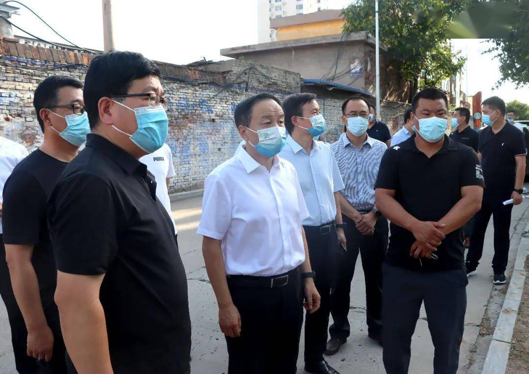 8月17日,沙河市委书记戎华奎到生活小区和便民市场等重点场所督导检查