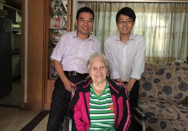 看到丈夫决绝的表情,吴雪莉只是深深地点了点头,跟着丈夫的步伐是她