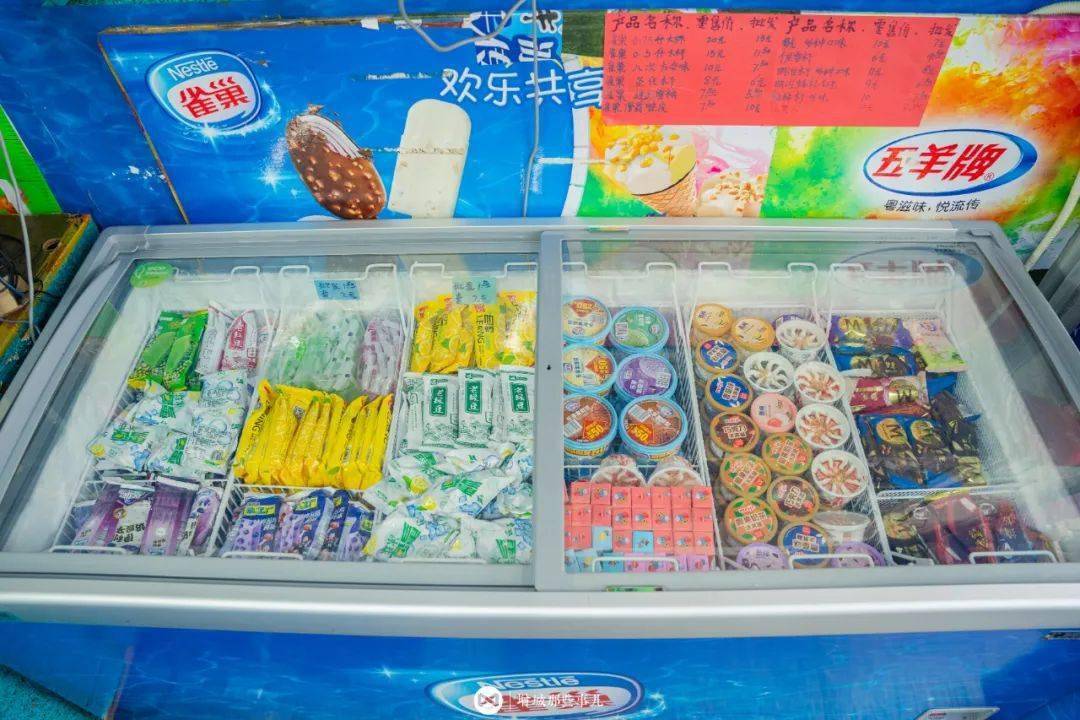 在店里,不但有雀巢,明治,伊利,蒙牛,甄稀等多个牌子的雪糕,还被我们