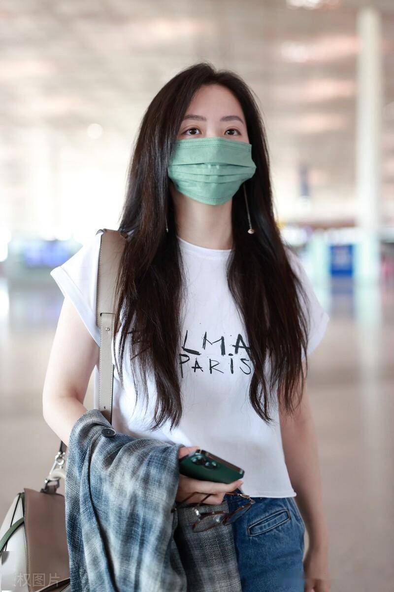 街拍:张靓颖白色字母印花t恤 牛仔裤休闲随性_机场_北京_运动鞋