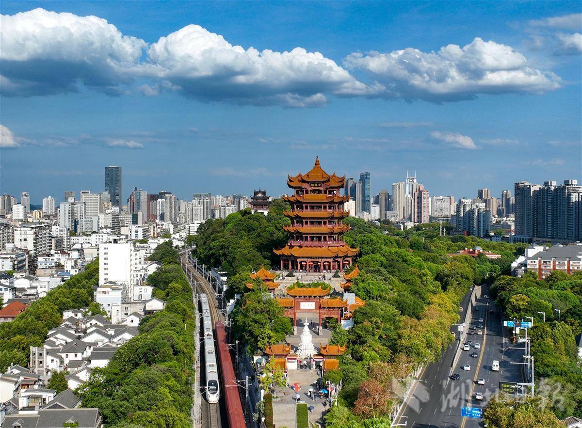 武汉晴空万里,蓝天白云与城市建筑交相辉映,构成一幅美丽的城市风景画