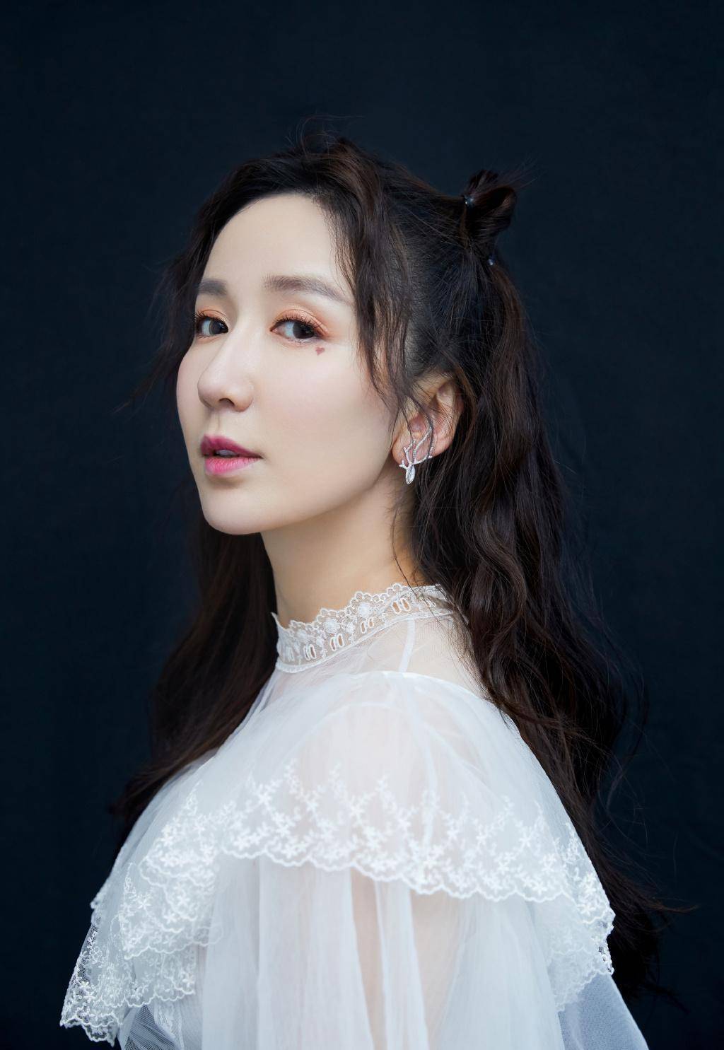 娄艺潇这一身太个性了,橙色"吊带装"倒着穿,配白衬衫优雅霸气_时尚_下