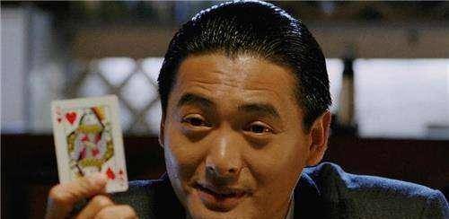 剧中周润发西装笔挺,梳着精致的大油头,用双似笑非笑的眼睛轻轻瞄一眼