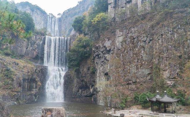 这个瀑布比黄果树要壮观，还有中华第一高瀑的美誉，名字却很难认
