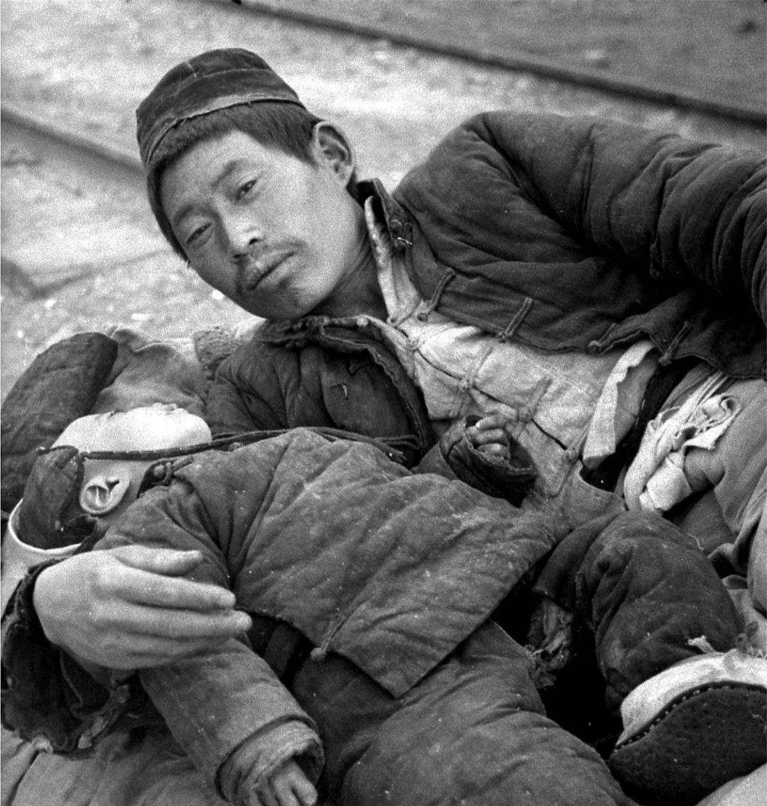 1942年的河南逃荒,树皮,草根,泥土…一切皆可食_知识_生活_时代