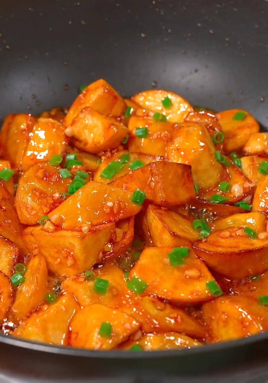 家里有土豆,一定要试试这个糖醋土豆,家人说比拔丝的好吃100倍_酱汁