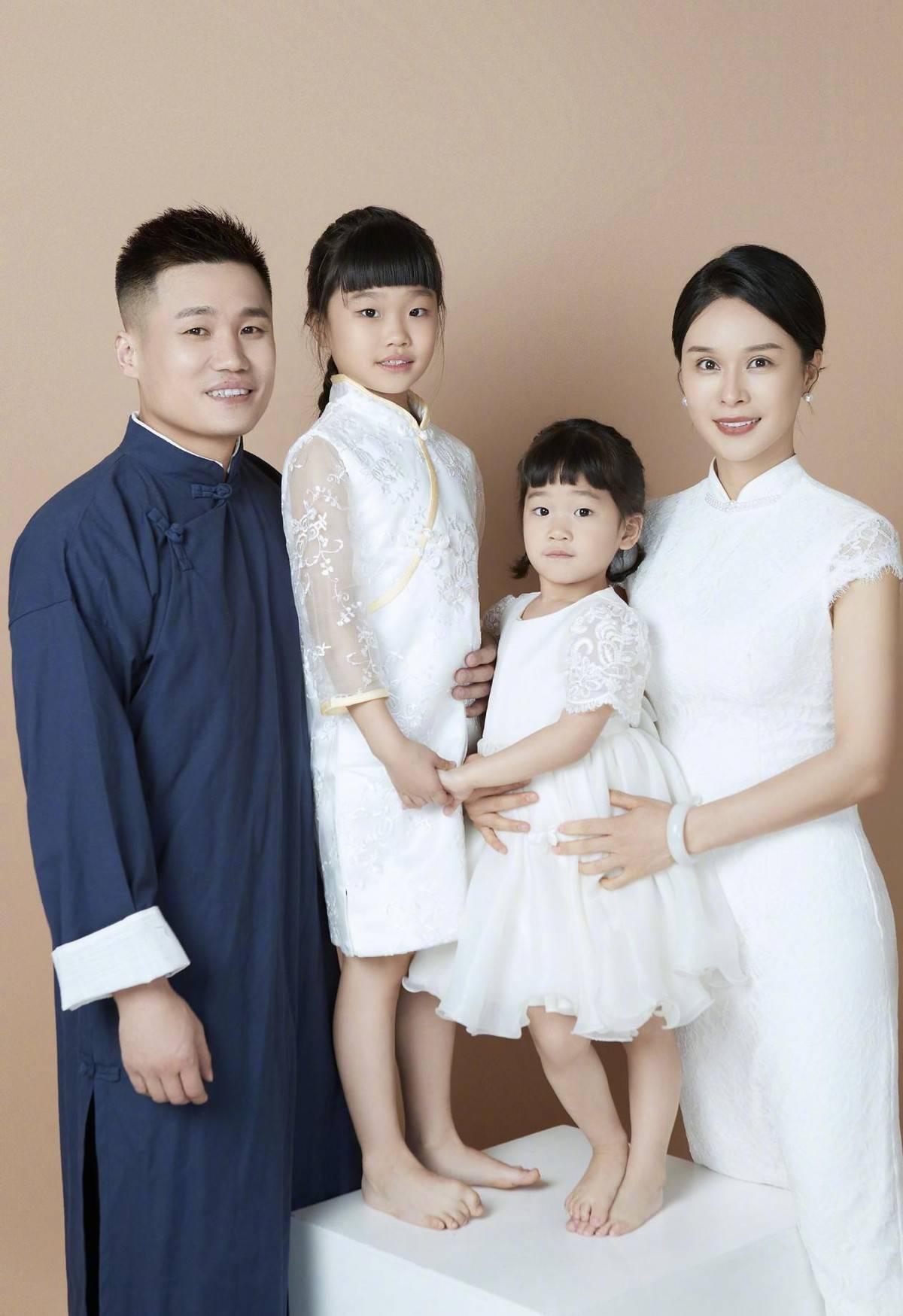 38岁吕小军幸福,奥运3金王,老婆身材傲人,生俩女儿一家四口_郭喜艳