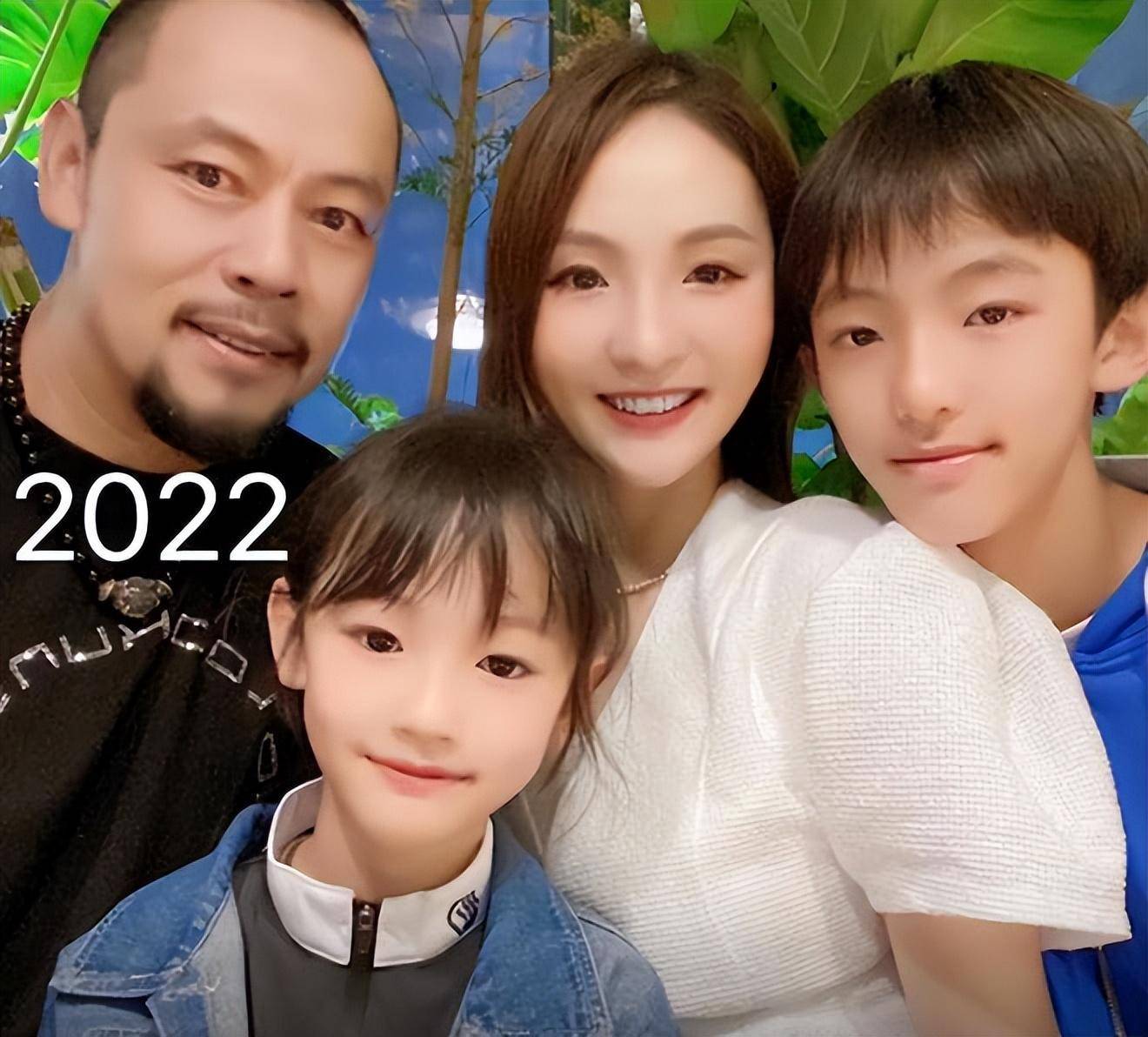 与老婆相爱16年,48岁晋松罕见秀妻,硬朗外表下居然是"暖男心"_李汶桐