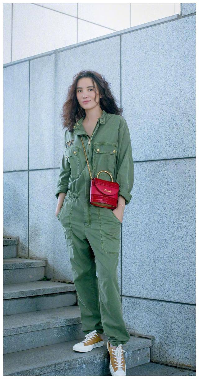 38岁宋佳,穿白色西服套装,造型帅气又有一种高级感_颜色_裙子_风格