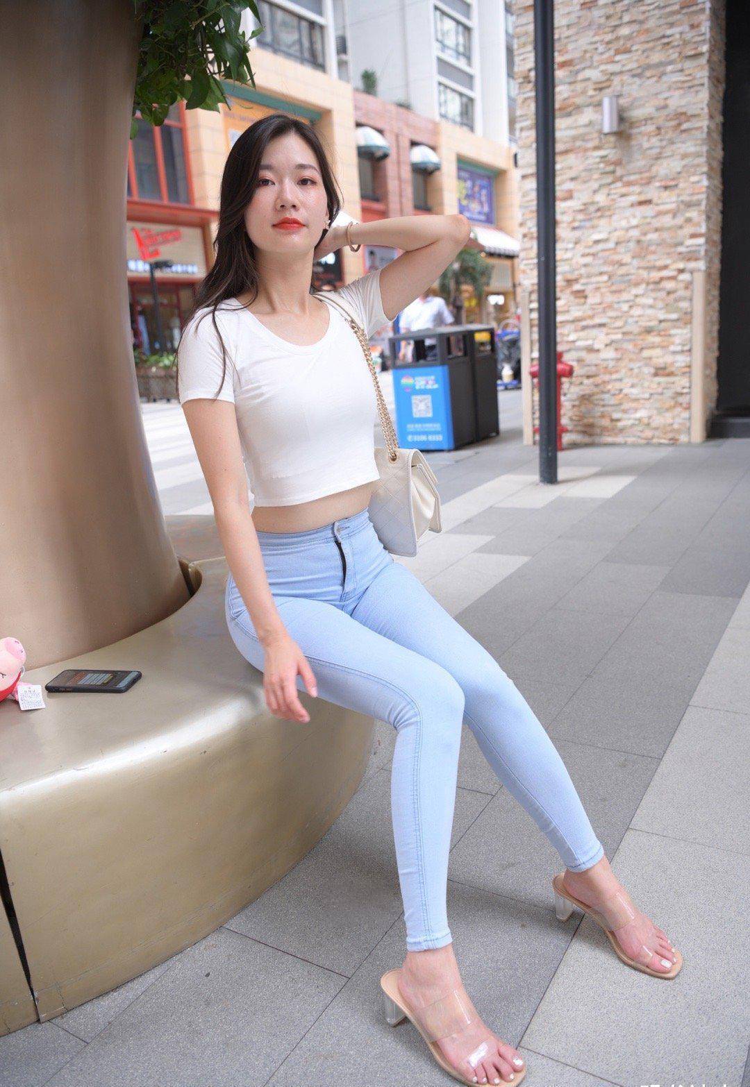 微胖身材的女人,穿上紧身牛仔裤之后,变得时尚又迷人_女生_美女_姑娘