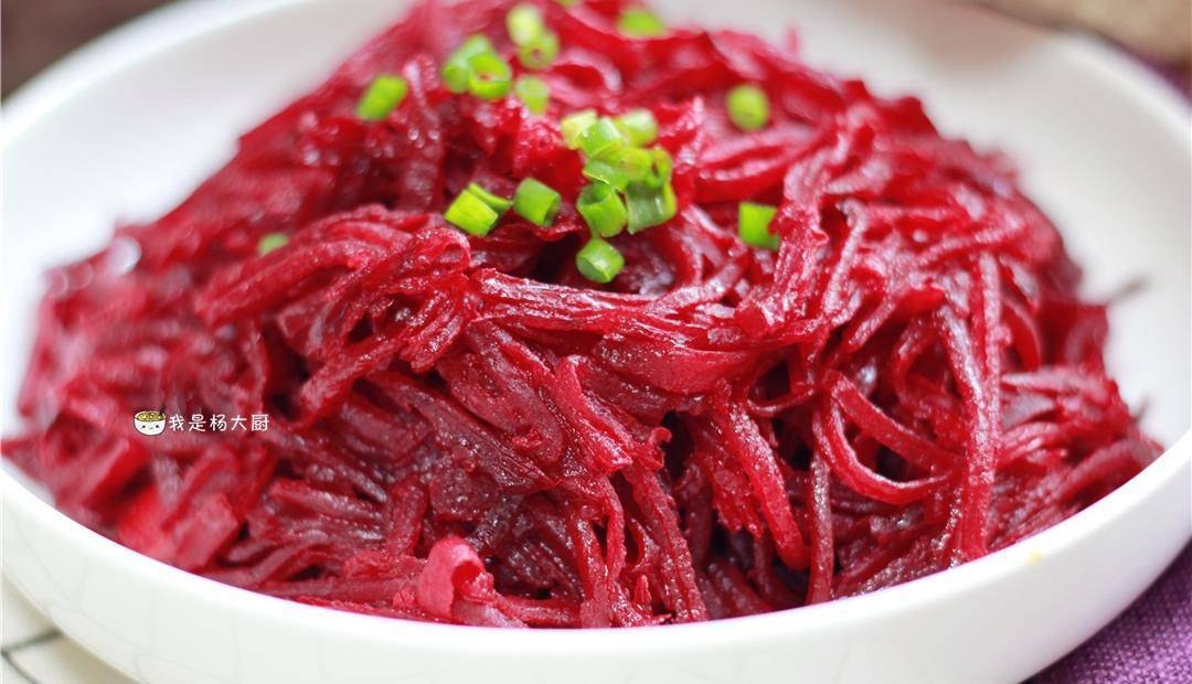 下入紫菜头翻炒至软塌,放入食盐,少许白糖,淋上香油即可3.