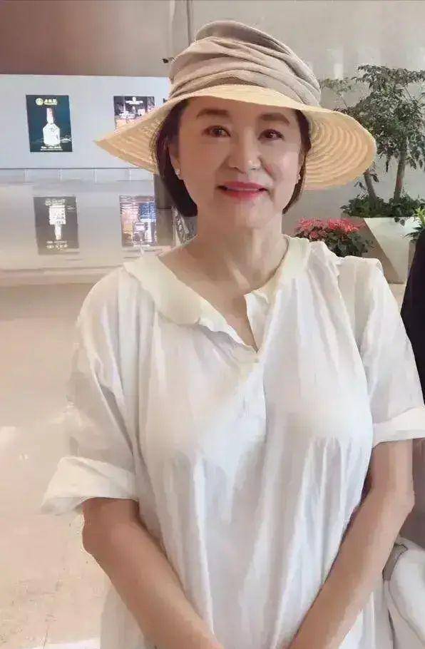 妥妥的奶奶年龄,甚至比很多奶奶老了,昔日的美女吧看来他已经开始面对