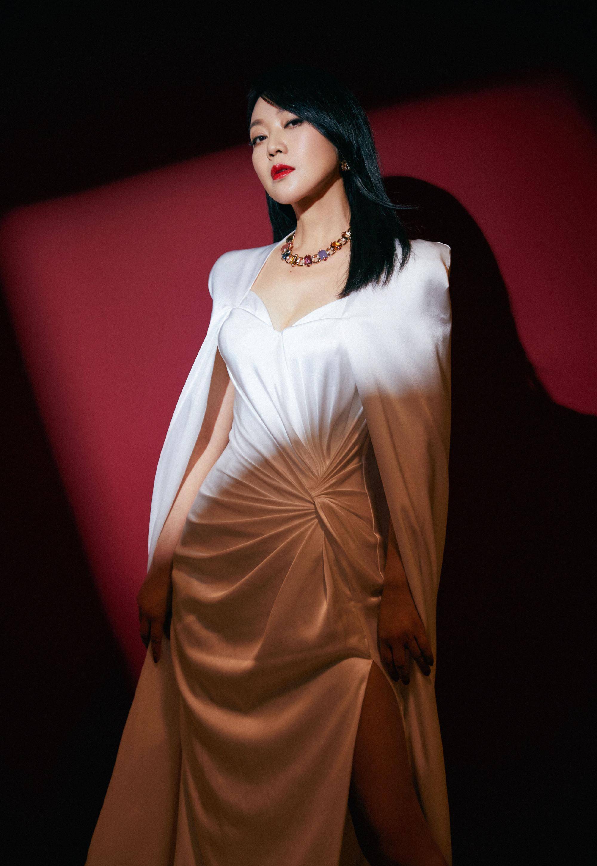 闫妮穿搭真霸气!