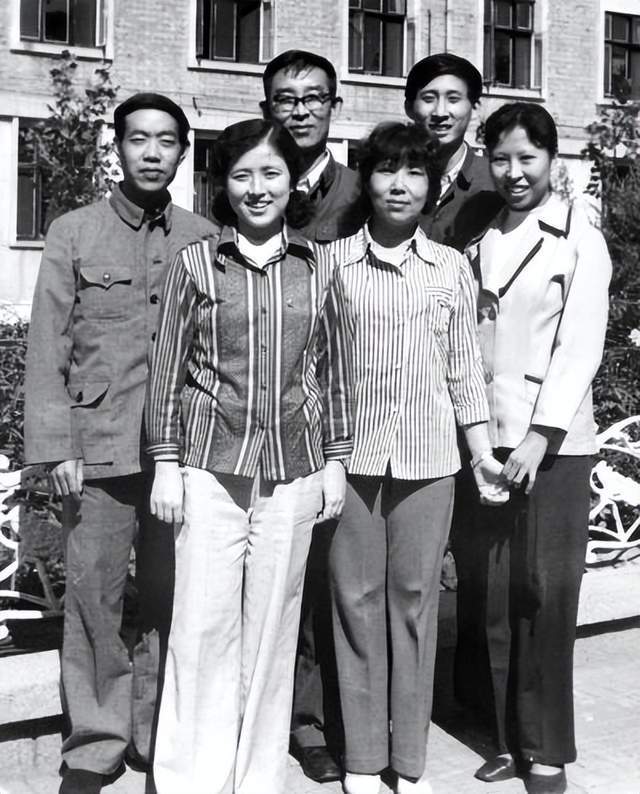 贾平凹:44岁再婚,娶小17岁护士为妻,如今女儿贾浅浅给他添心病_韩俊芳