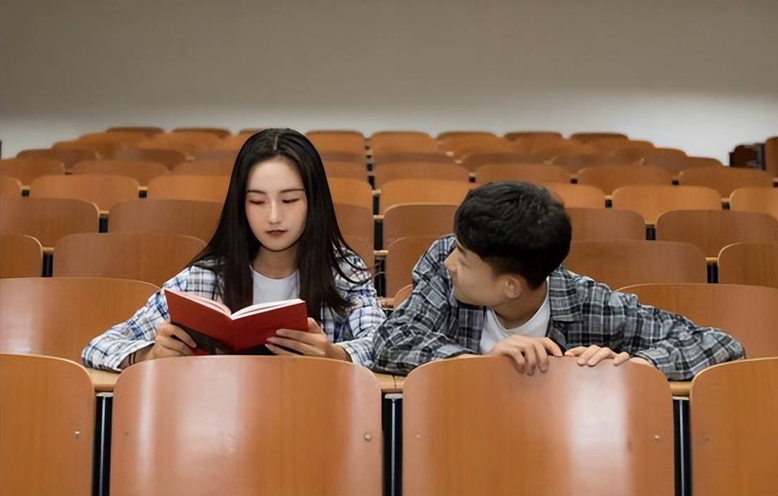 在中学阶段,家长和老师为了防止谈恋爱会影响学生的学习,对于早恋现象