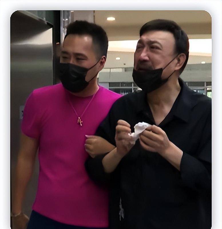 她排行老二,有一个姐姐一个弟弟,父亲余天也是知名歌手