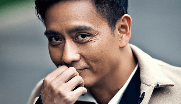 戏里戏外,胡歌都要尊称他一声"师父",因救人毁容今无戏可拍_谢君豪