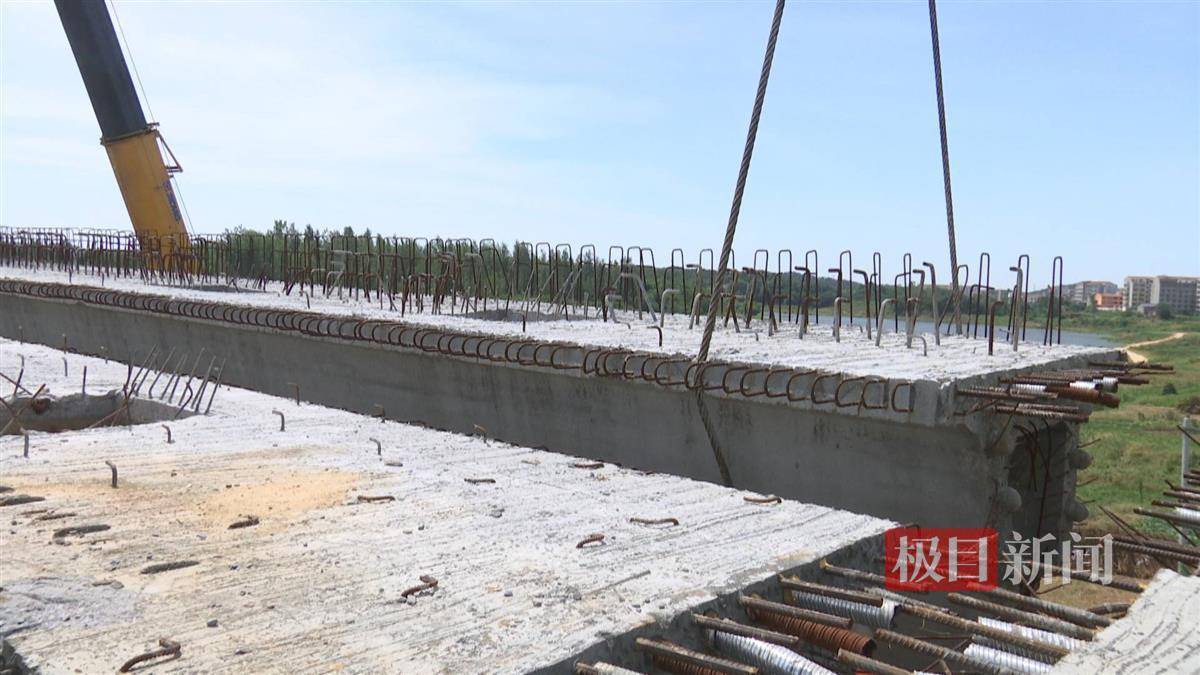 湖北红安县八里湾大桥合龙