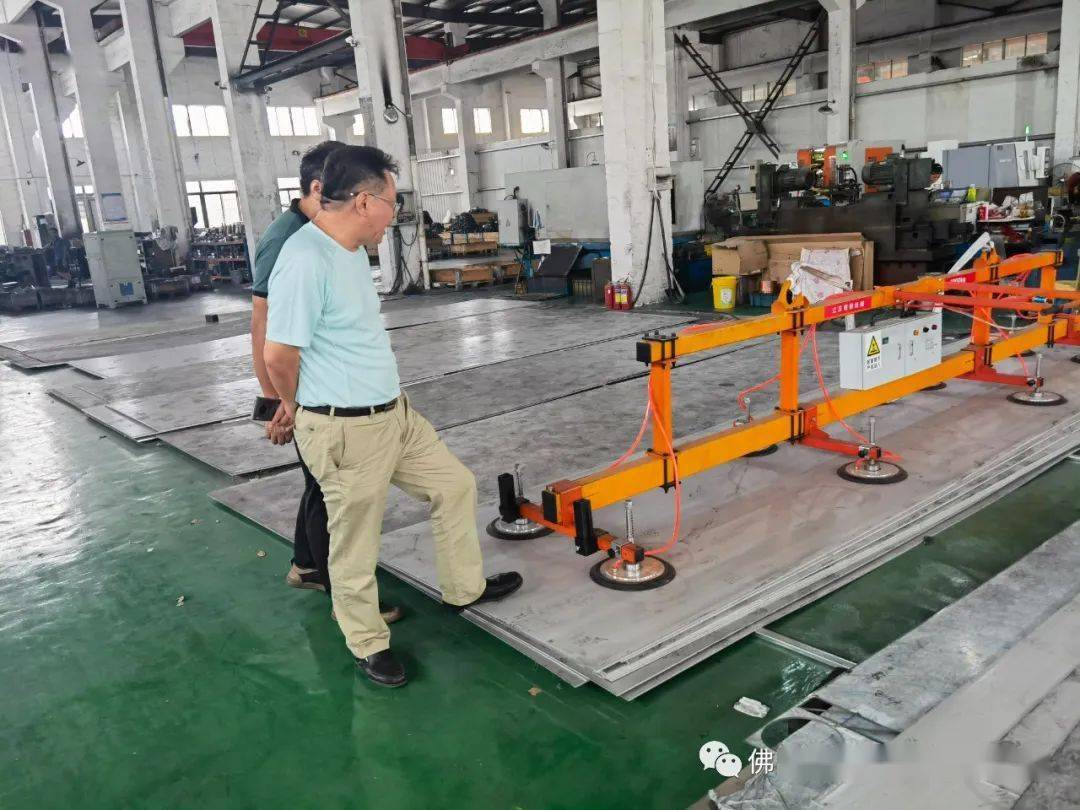 此外,埭头镇工业集中区的厂房已经选择安装不锈钢屋顶,宁德时代诸多新
