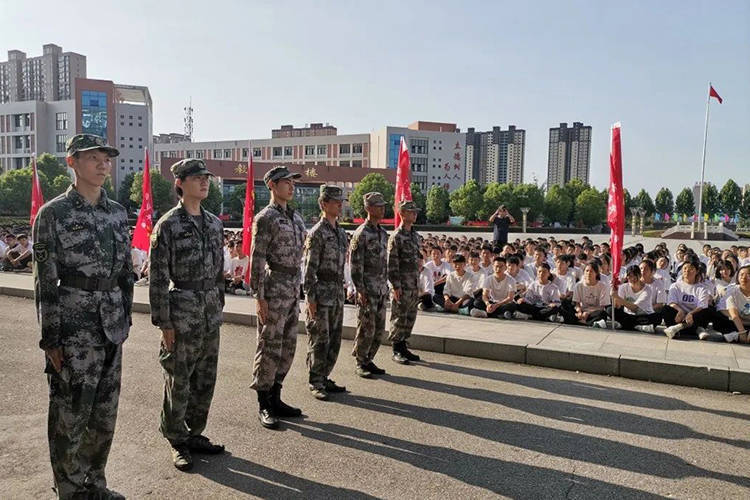 炎炎烈日练军志,铮铮铁骨铸军魂——邓州市三贤高中高一新生军训开训