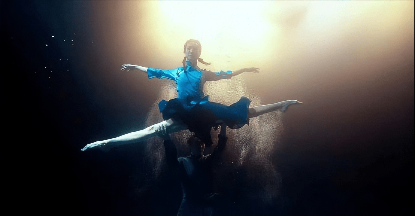 金晨跳舞能有多惊艳？水下舞蹈轻盈有力量尽显功底，真的美到窒息_搜狐网, image size:1382x719