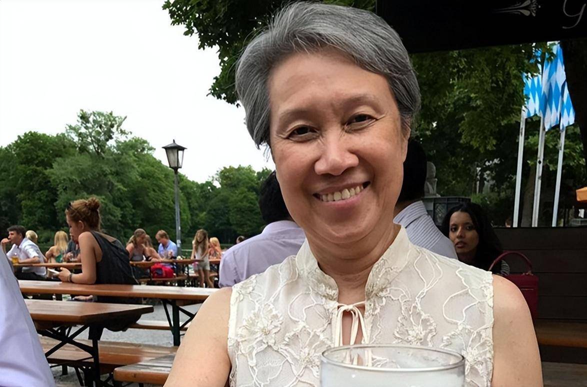 新加坡第一夫人何晶:铁腕挽救新加坡经济,嘲讽美国,很亲近中国_李显龙