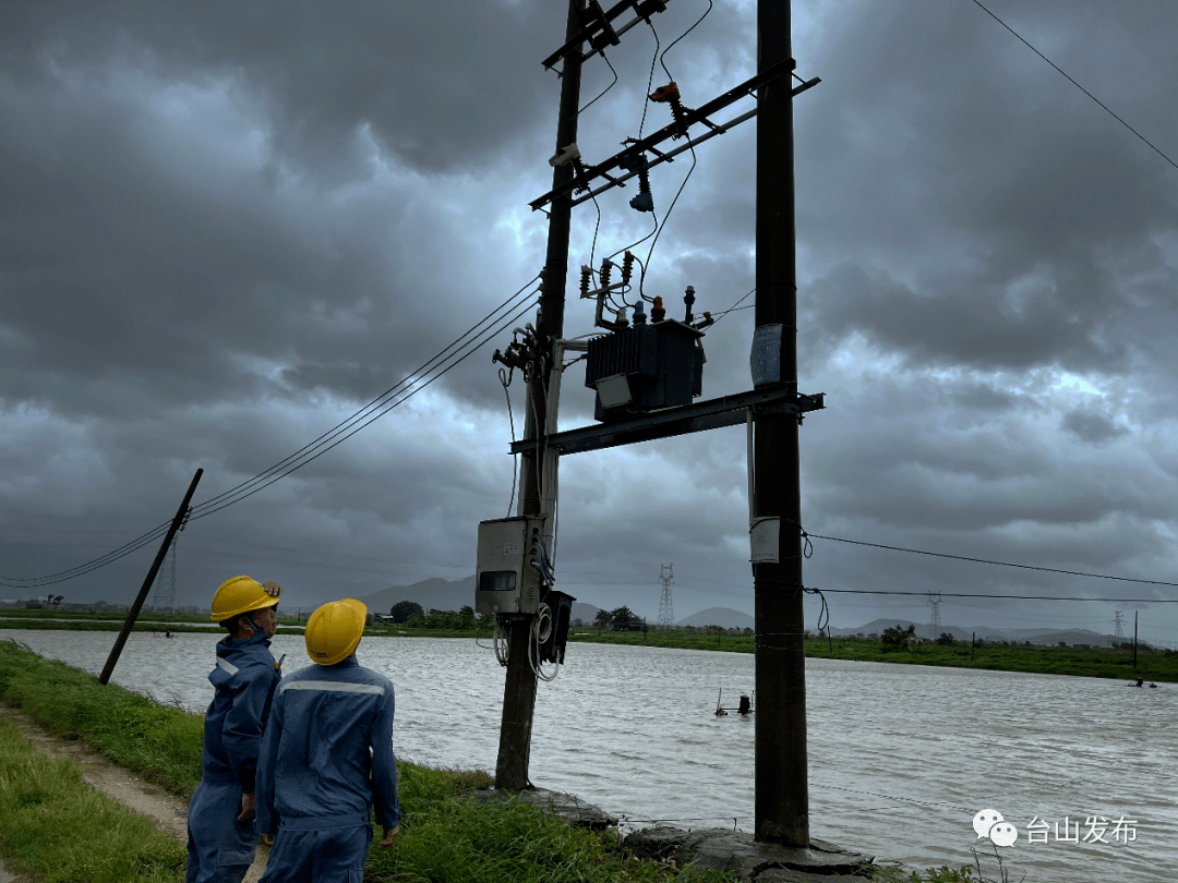 廣海鎮廣海城社區網格員確保河道暢通清理河道雜物海宴鎮幹部及聯南村