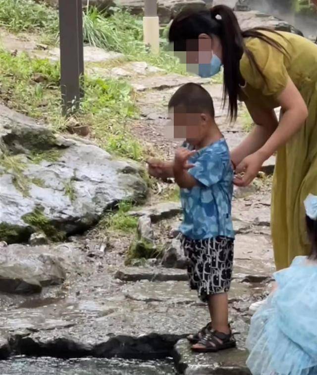 山西一家长纵容孩子向“神泉”里小便，游客纷纷怒了：这是喝的水