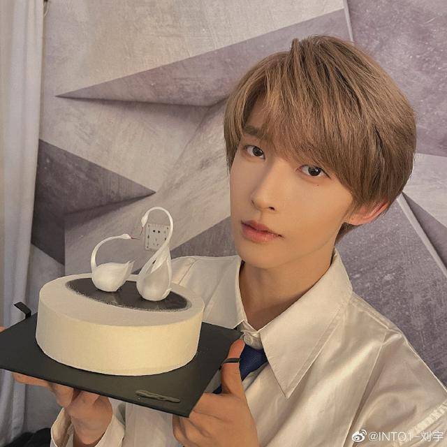 8月24日是刘宇生日,他在微博分享into1合照以及自己手捧蛋糕的照片.