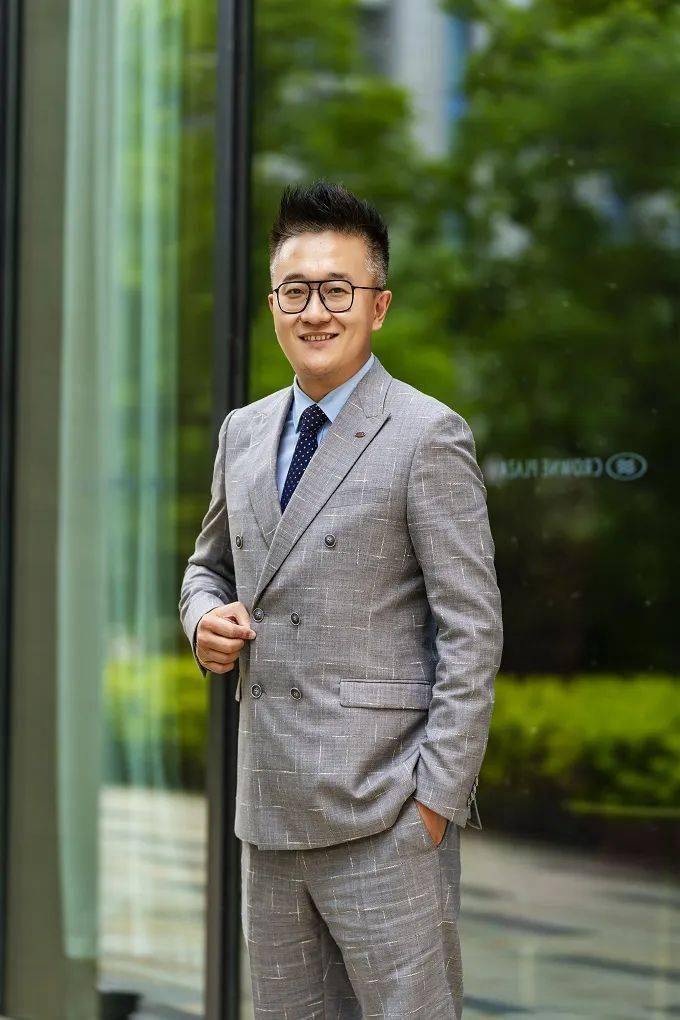 总经理任青岛东方影都皇冠假日酒店刘飞龙先生new appointments柯励晨
