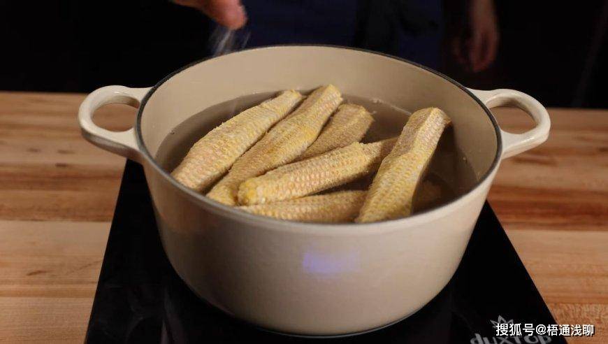 农村人用来烧火的玉米芯,如今有人高价收购,这到底是用去干嘛?