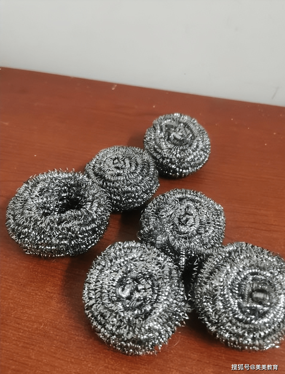 然而,颇具创意的小学生们自己创造了一种字体——"钢丝球体".