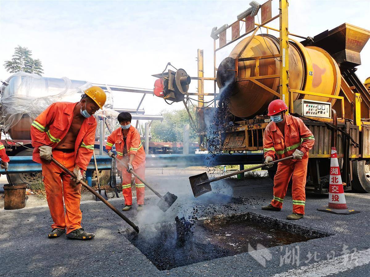 "趁热修路"施工忙_病害_高温_湖北