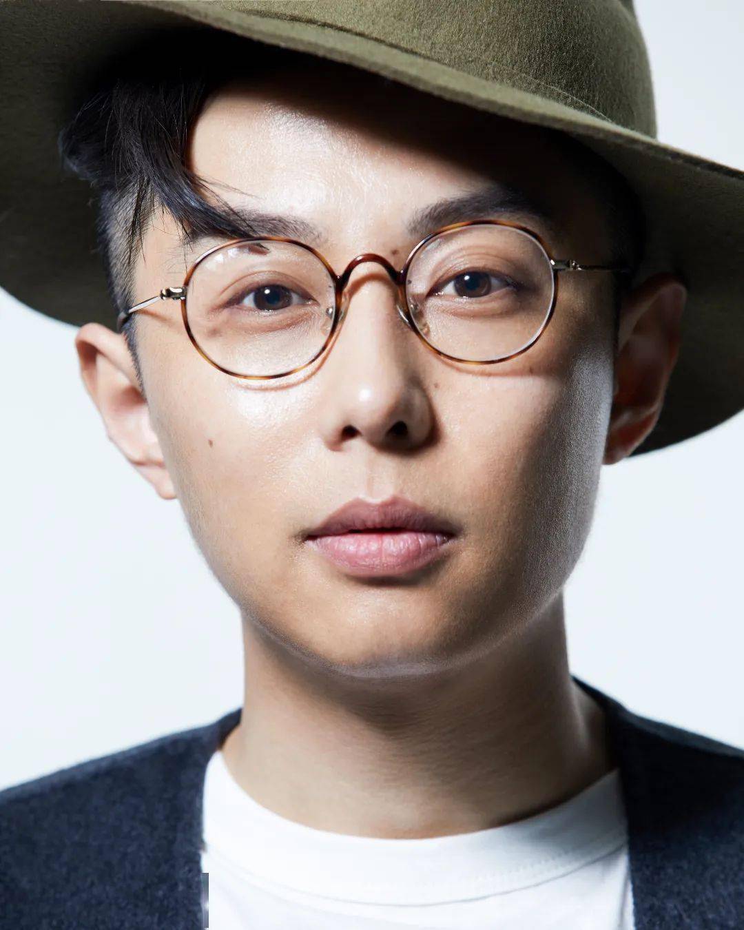 导演闫锐(歌队人偶设计图,吕衍良制)在《原野》中,歌队以人偶的方式