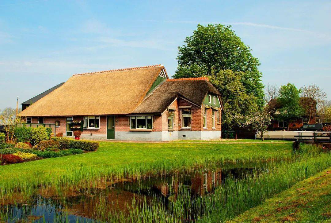 这个小镇,700多年不修公路,不买汽车, 日子缓慢,却美上了天!