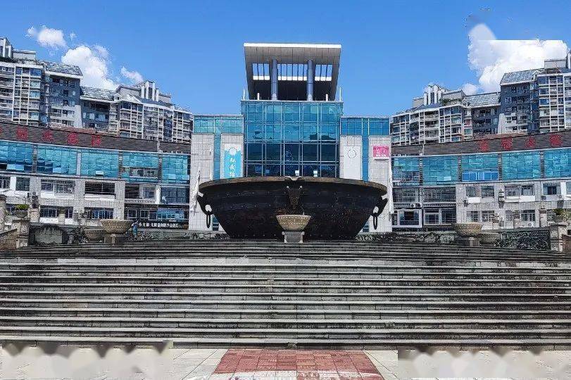 将乐县皇冠大酒店经营面积超3000平方米,经营闽菜及宴席为主的大型