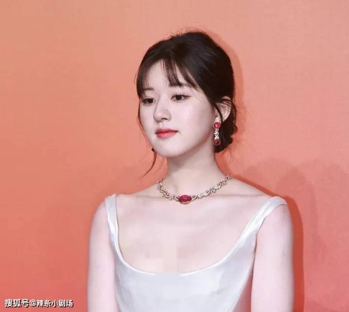 赵露思走红毯,肩带似掉非掉,胸贴又漏了,粉丝4点行为惹人厌_品牌_礼服