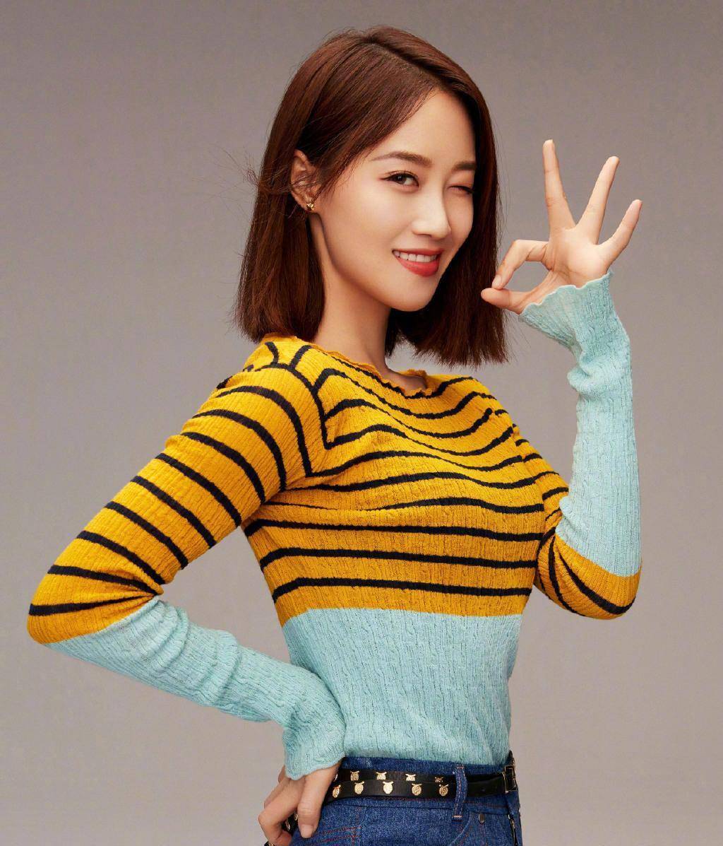 蓝盈莹厉害了,撞色挂脖上衣身材口拼接时尚衫,秀美肩帅气又撩人_白色