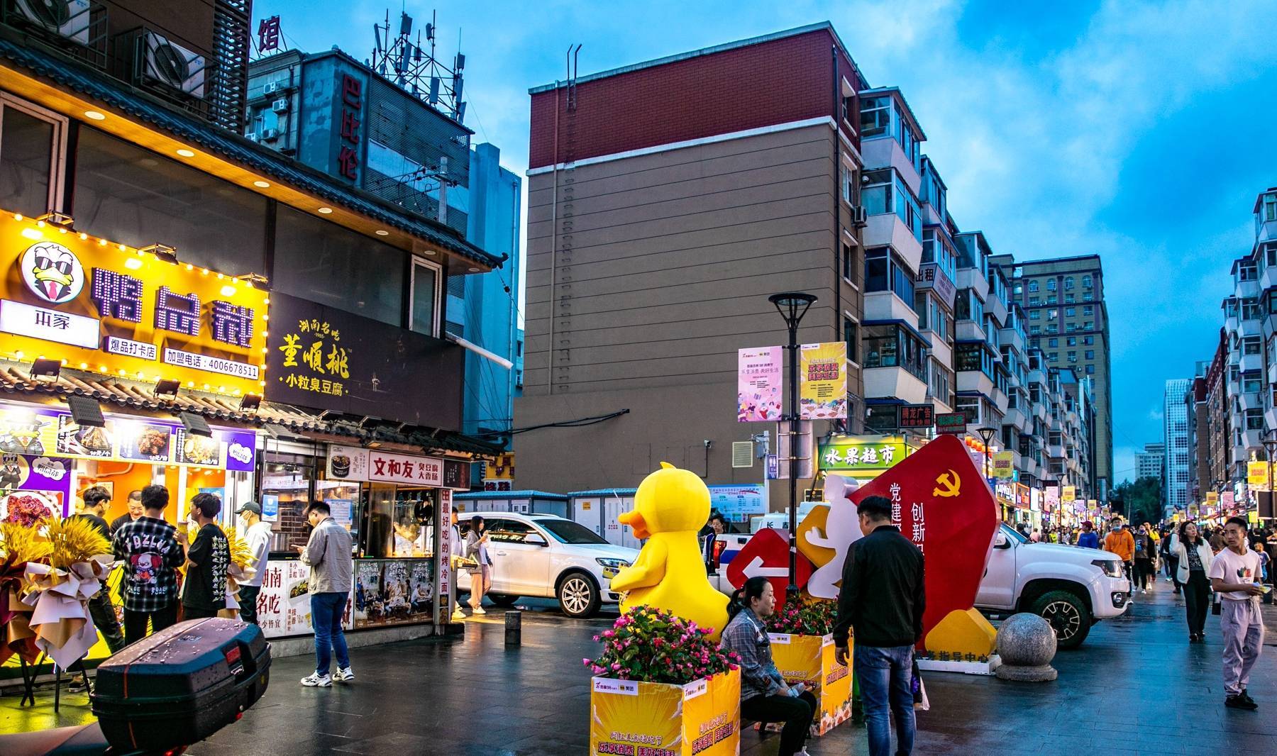 長春的老牌美食街很多,桂林路美食街就是其一.