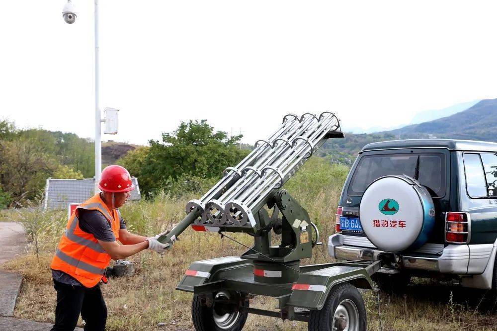 在古南标准化炮站,人工影响天气作业组将6枚人工增雨火箭弹先后发射到