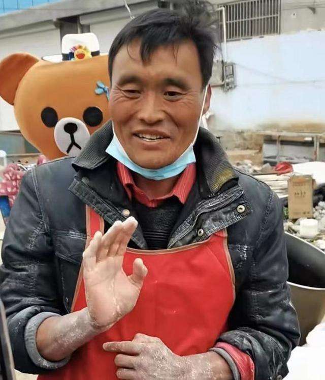 "拉面哥"走红一年后现状凄惨,无法维持热度,门口仅有几名主播_程运付