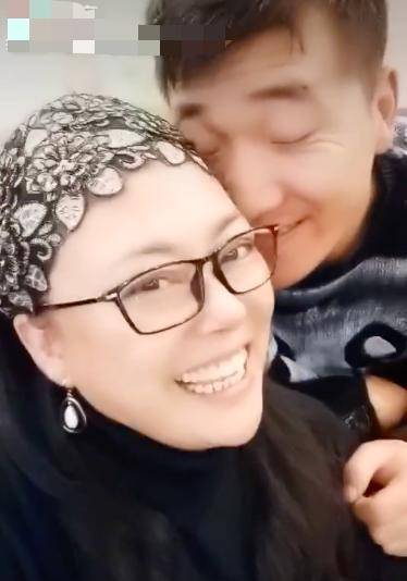 50岁李菁菁罕秀恩爱,和90后老公贴脸合影,被男方撒娇逗不停_刘振_丈夫
