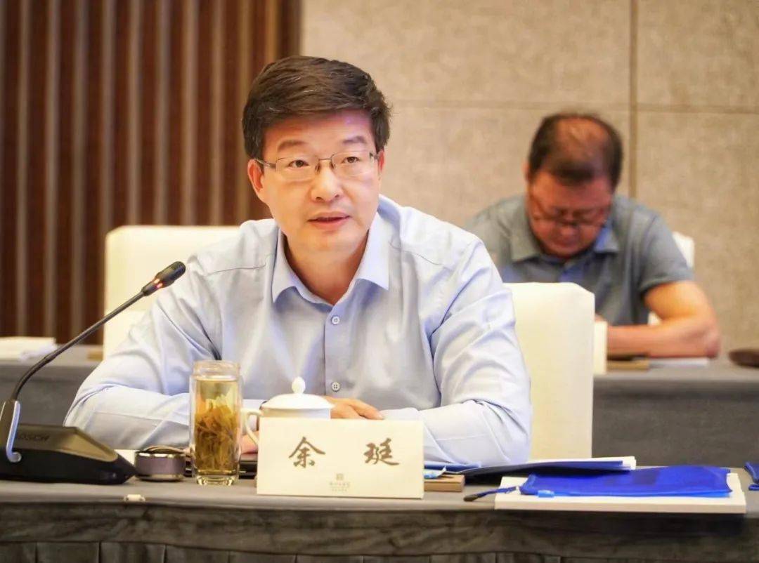 扬州市副市长余珽对专家组连日来的评审工作表示感谢.