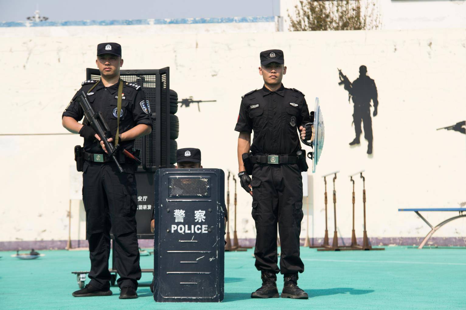 简阳特警全副武装开展夏训_训练基地_公安局_提高了