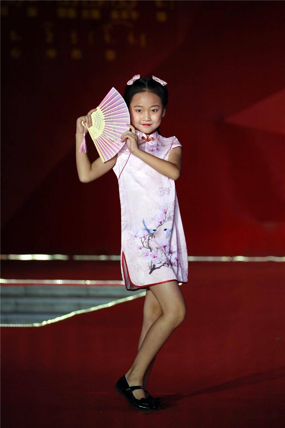 沈阳:儿童旗袍秀为市民夜生活增添活力_文化_黄金昆_劳动公园
